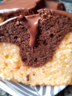 Una foto de Budín Marmolado cubierto de chocolate