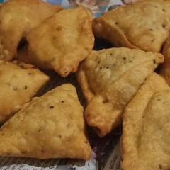 A picture of Alo wala samosa desi style.