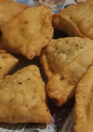 A picture of Alo wala samosa desi style.