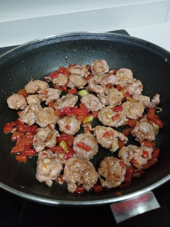 Una foto de 🍲 Sartén de criollo y piquillos