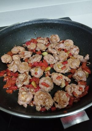 Una foto de 🍲 Sartén de criollo y piquillos