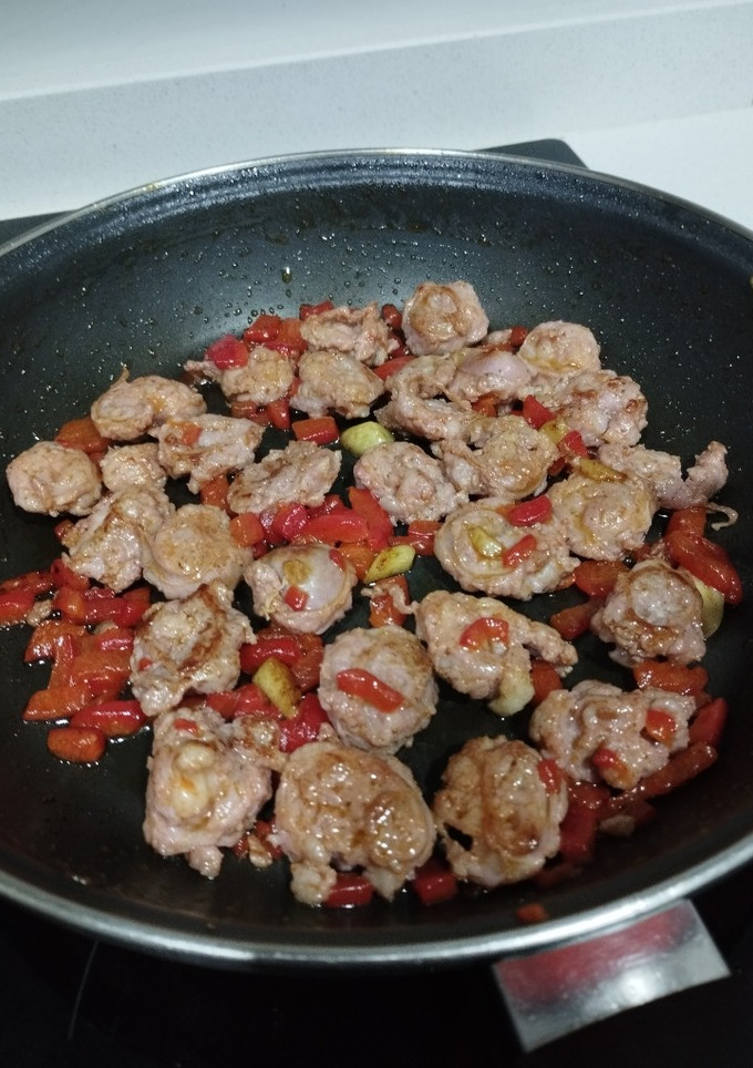 Una foto de 🍲 Sartén de criollo y piquillos