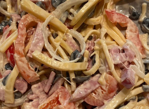 Фото Салат с сыром, маринованными грибами и сочной свининой.