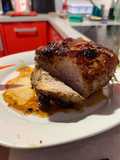 Lomo de cerdo al horno marinado con salsa de mostaza y miel