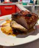 Lomo de cerdo al horno marinado con salsa de mostaza y miel