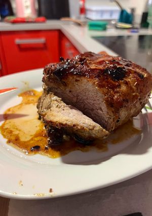 Una foto de Lomo de cerdo al horno marinado con salsa de mostaza y miel
