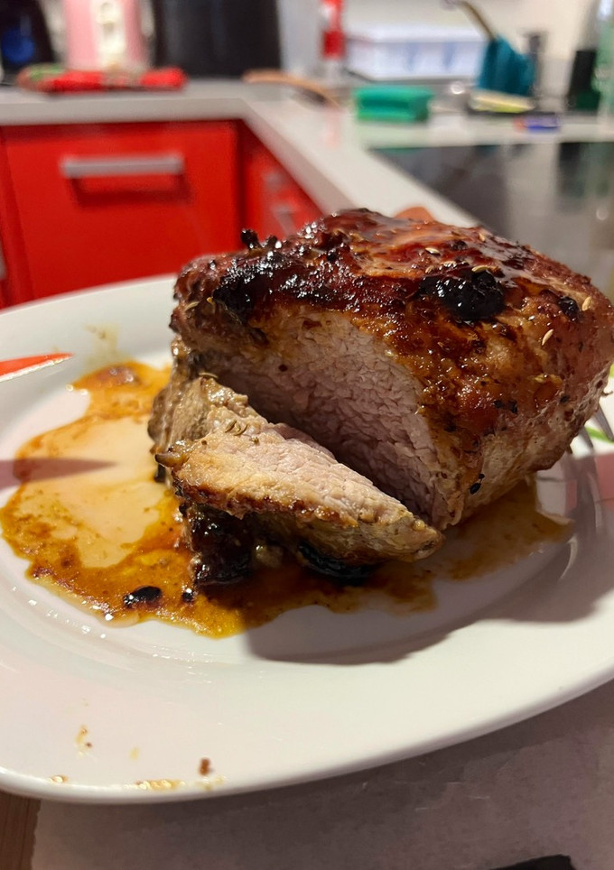 Una foto de Lomo de cerdo al horno marinado con salsa de mostaza y miel