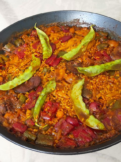 Una foto de Arroz integral, garbanzos con rovellones, heura y pimiento