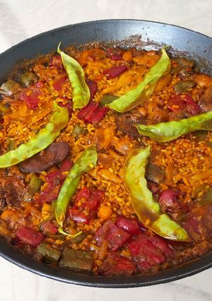 Una foto de Arroz integral, garbanzos con rovellones, heura y pimiento