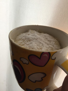 Una foto de Mug cake / bizcochuelo en taza de limón. Al microondas