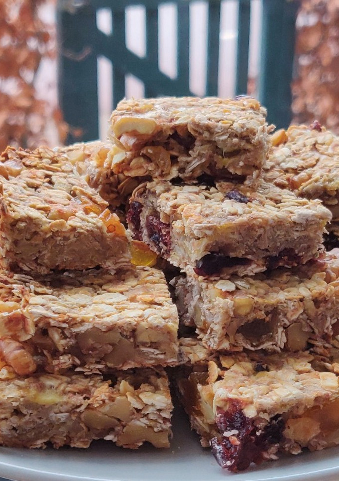 Una foto de Barras de cereales veganas de banana, nueces y avena (sin azúcar, sin gluten)