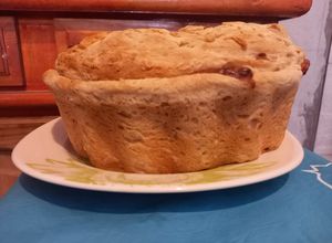 Una foto de Pan Casero con chicharrón relleno de bondiola y queso 🧀