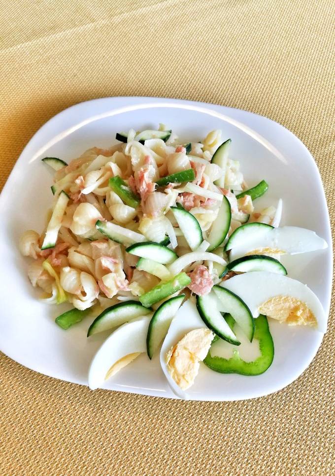Салат з тунцем, маринованою цибулею та яблуком