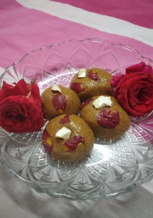 गुलाब पेडा (Gulab peda recipe in Hindi) रेसिपी मुख्य फोटो