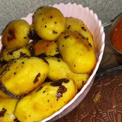 A picture of Daal Pitha....lahsun mirch ki chutney.