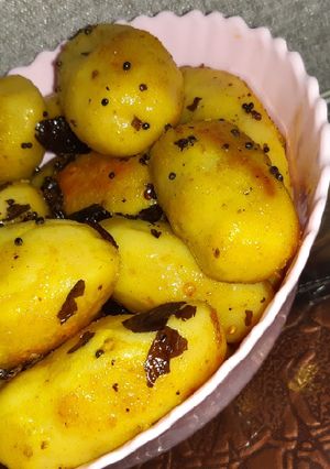 A picture of Daal Pitha....lahsun mirch ki chutney.