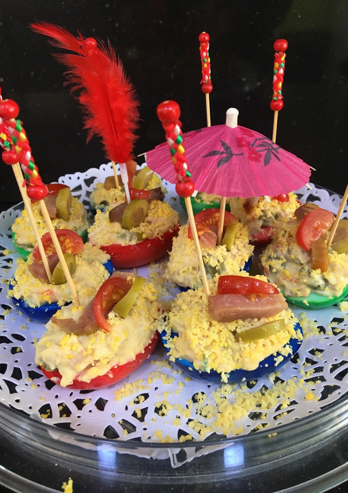 Una foto de Huevos de colores rellenos de marisco 🦞