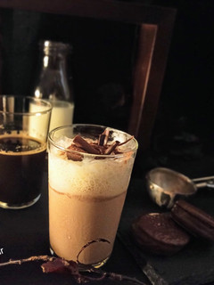 कोल्ड कॉफ़ी (Cold coffee recipe in Hindi) रेसिपी मुख्य फोटो