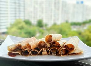 รูปของ ขนมโตเกียว... Roll Pancake with Chicken & Strawberry Spread 🥰
