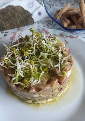 Una foto de Tartar de bonito y aguacate
