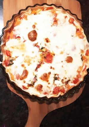 Una foto de Tarta de jamón y queso con tomate cherry