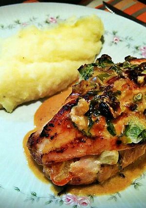 Una foto de Arrollado de pollo con puré