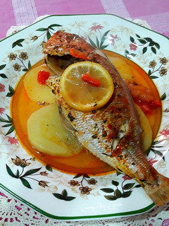 Una foto de Brecas en un guiso sudado, con patatas y tomates