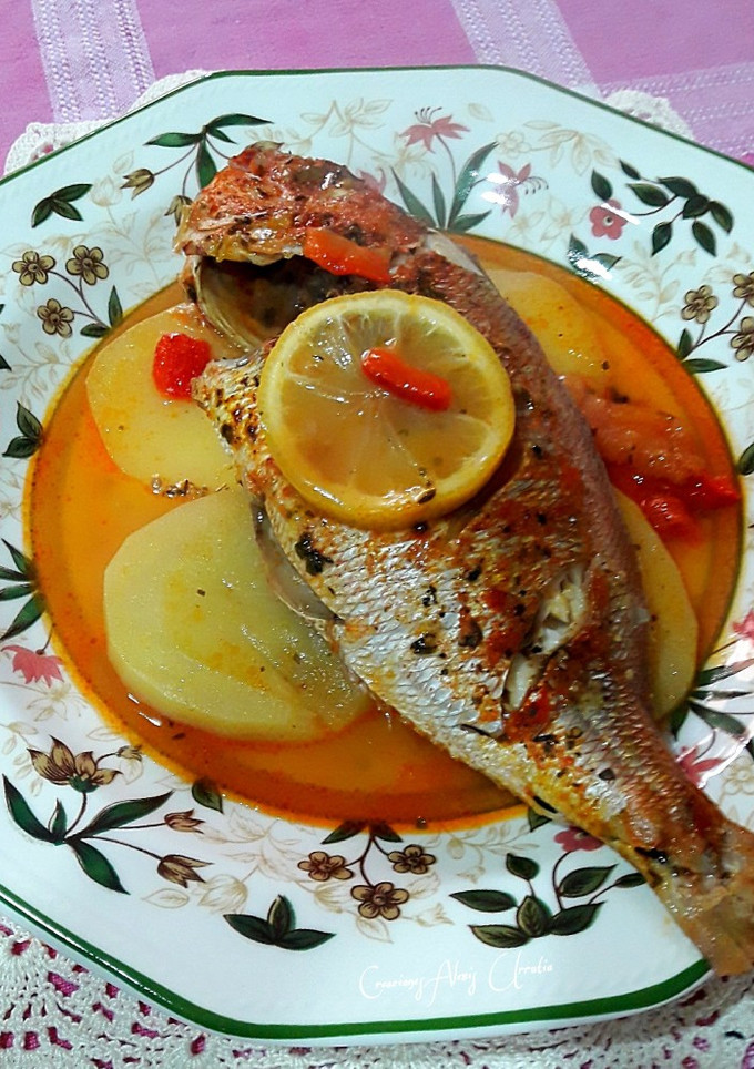 Una foto de Brecas en un guiso sudado, con patatas y tomates