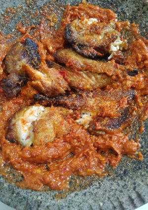 Foto resep Iwak pey penyet (ikan pari asap)