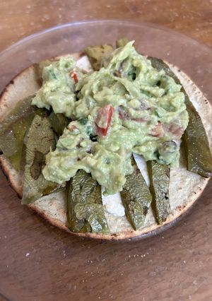 Una foto de Tostadas de nopal con 🥑