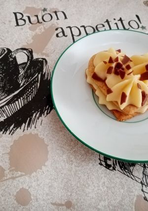 O poză a rețetei Prăjituri cu miere și cremă.