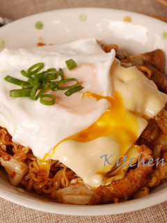 【味王泡麵創意秀】辣炒起司松坂麵 的食譜成品照片