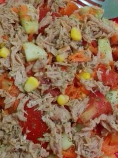 Una foto de Ensalada de atún y vegetales