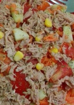 Una foto de Ensalada de atún y vegetales
