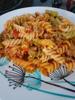 Una foto de Pasta con carne picada y verduras