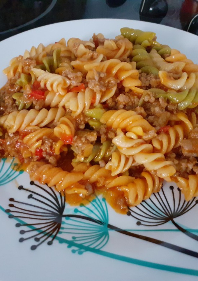 Una foto de Pasta con carne picada y verduras