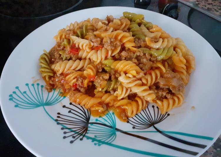 Pasta con carne picada y verduras