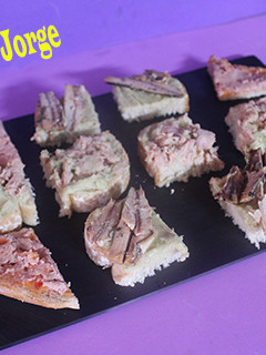 Una foto de Pan con sardinas y atún
