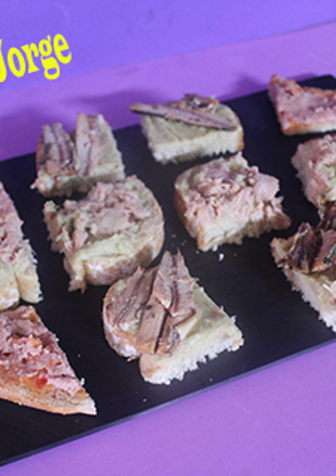 Una foto de Pan con sardinas y atún
