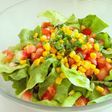 Ensalada de maíz tierno, tomates y lechugas
