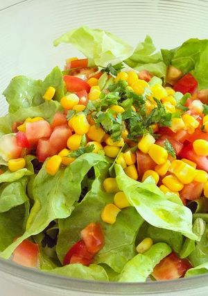 Una foto de Ensalada de maíz tierno, tomates y lechugas