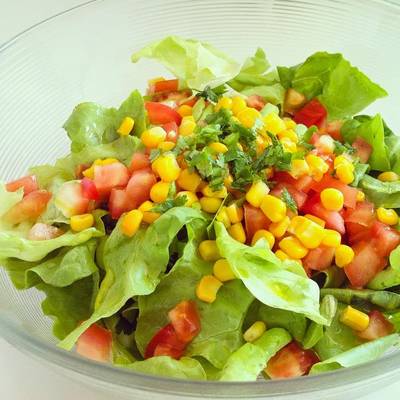 Ensalada de maíz tierno, tomates y lechugas Receta de Natalia- Cookpad