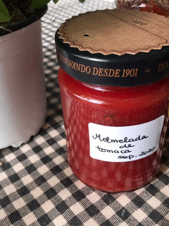 Una foto de Mermelada casera de tomates bio