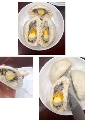 Hình của món Bánh bao nhân thịt, trứng cút và trứng muối.