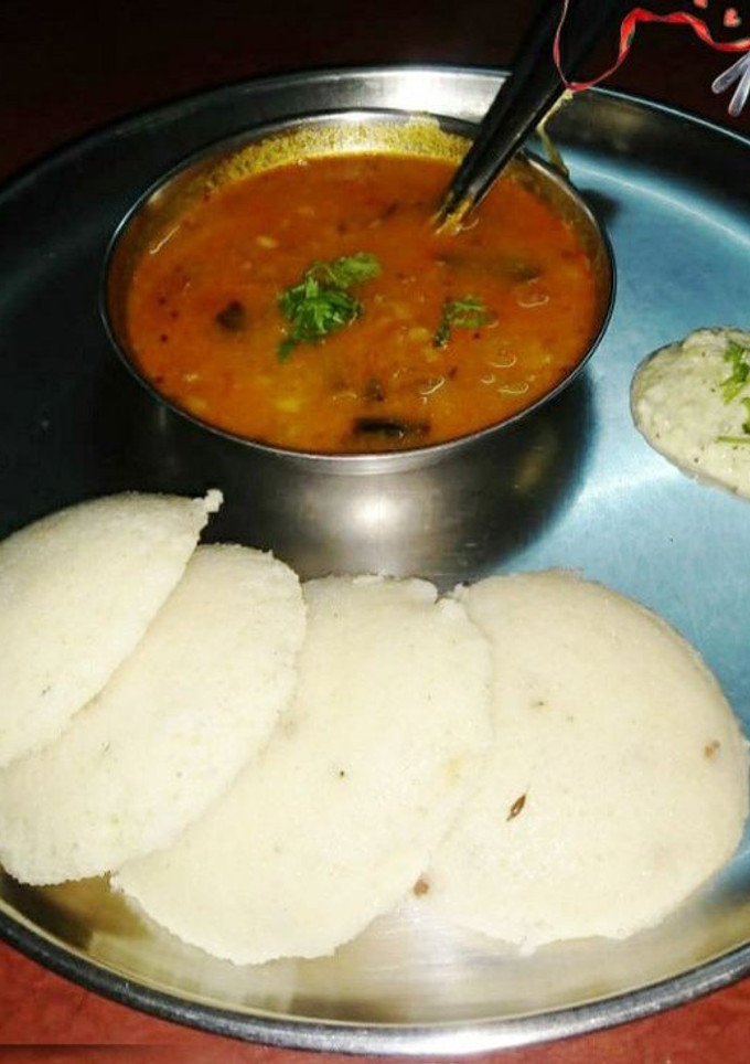 A picture of Idli sambar.