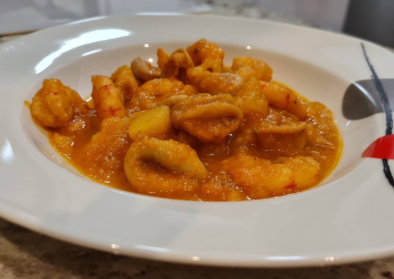 Guiso de chipirones con gambas al azafrán