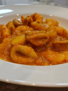 Una foto de Guiso de chipirones con gambas al azafrán