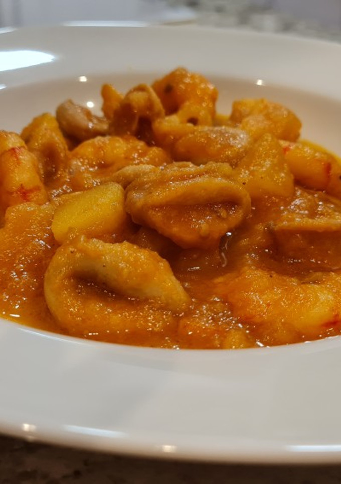 Una foto de Guiso de chipirones con gambas al azafrán