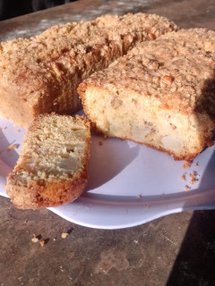Una foto de Budín de peras y nueces con crumble