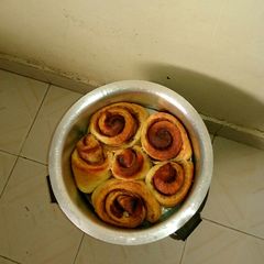 A picture of Cinnamon rolls no oven.